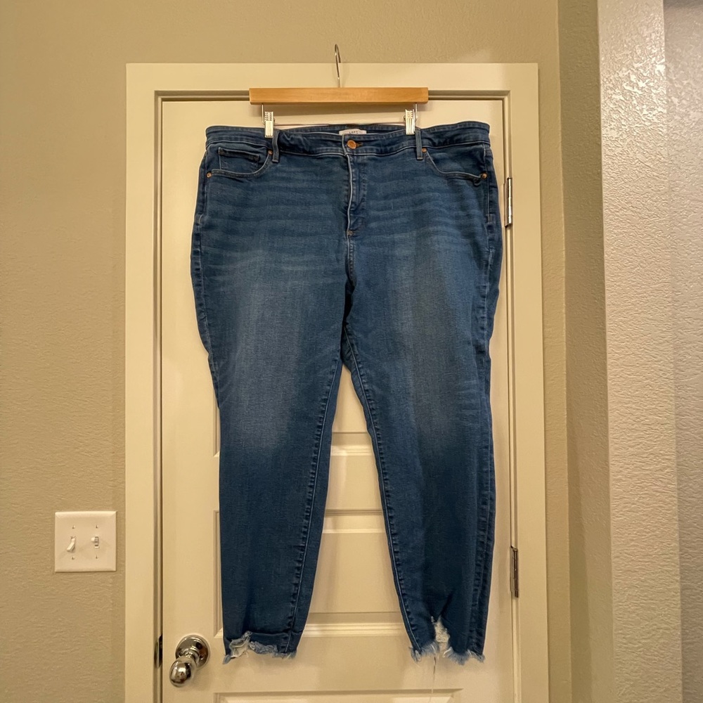 Loft jeans - Frayed bottom, stretch, and gently worn